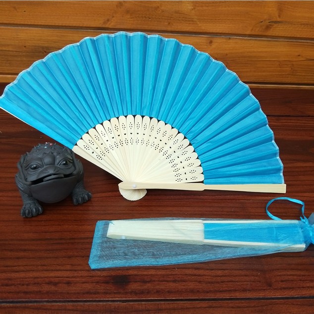 Ventilador de seda de estilo chino transfronterizo pequeño ventilador de seda con bolsa de hilo color completo con bolsa de hilo en stock con ventilador de alambre