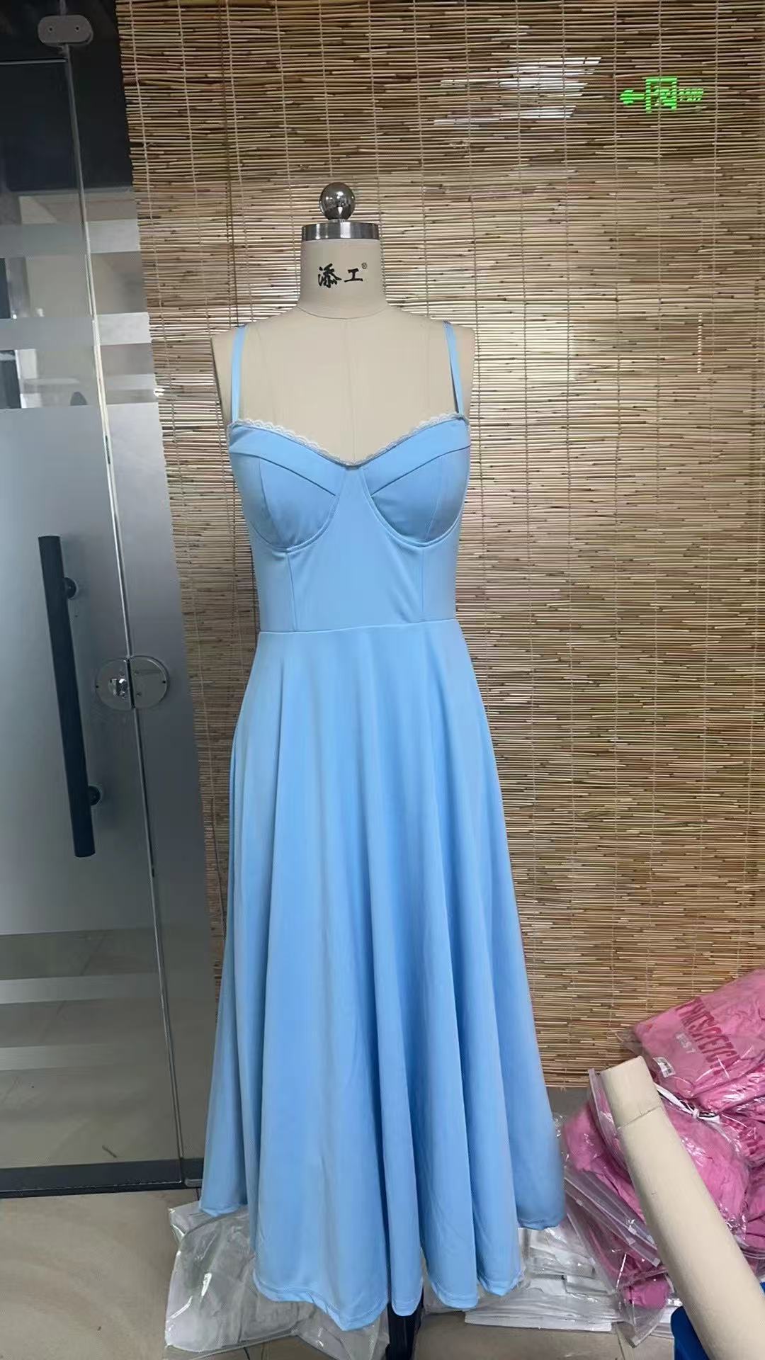 Robe camisole sexy à bordure en dentelle et ourlet double épaisseur – Robe d'été élégante et féminine pour femme (S-XL)_voghion.com