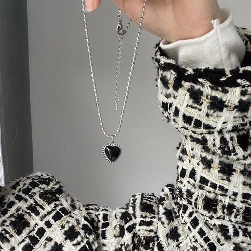 Japanese and Korean Ins New Product Pendant Necklace, Black Heart Alloy Necklace for Women, Simple and Elegant Personality Sweater Chain