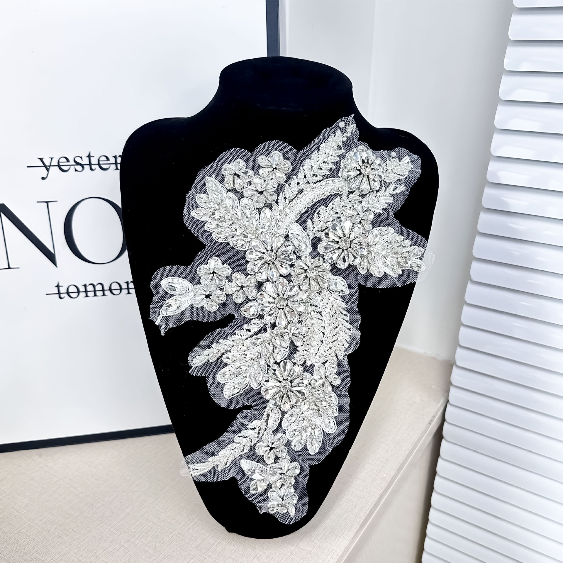 Tejido de vidrio pesado bordado mano clavado cuentas de cristal en collar flor de collar vestido de boda decoración accesorios DIY image 1