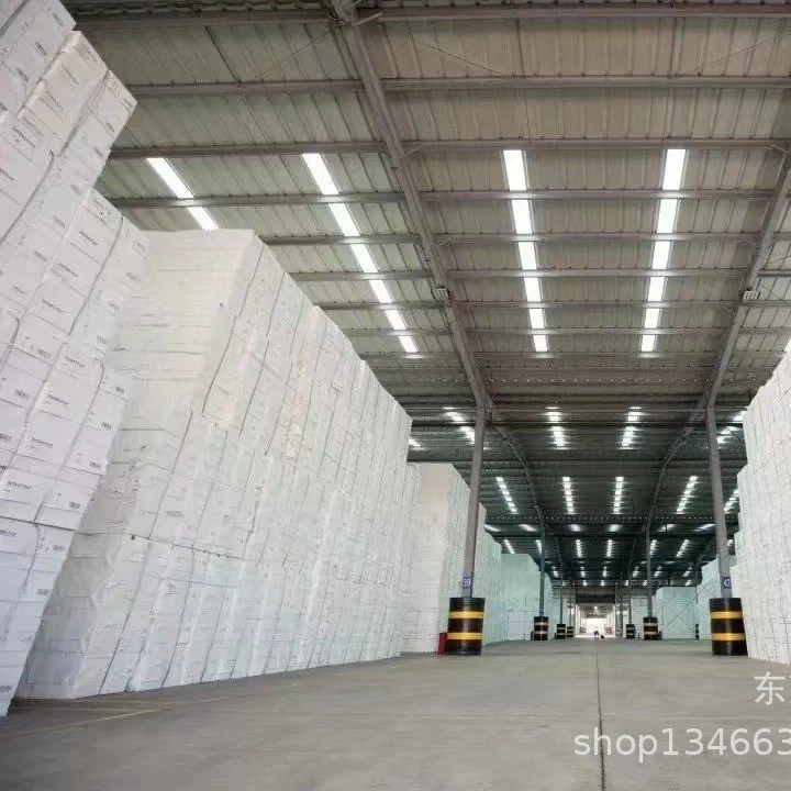 Целлюлоза из хвойных и широколиственных пород древесины, полученная из хвойных деревьев в качестве сырья для целлюлозно-бумажного комбината.