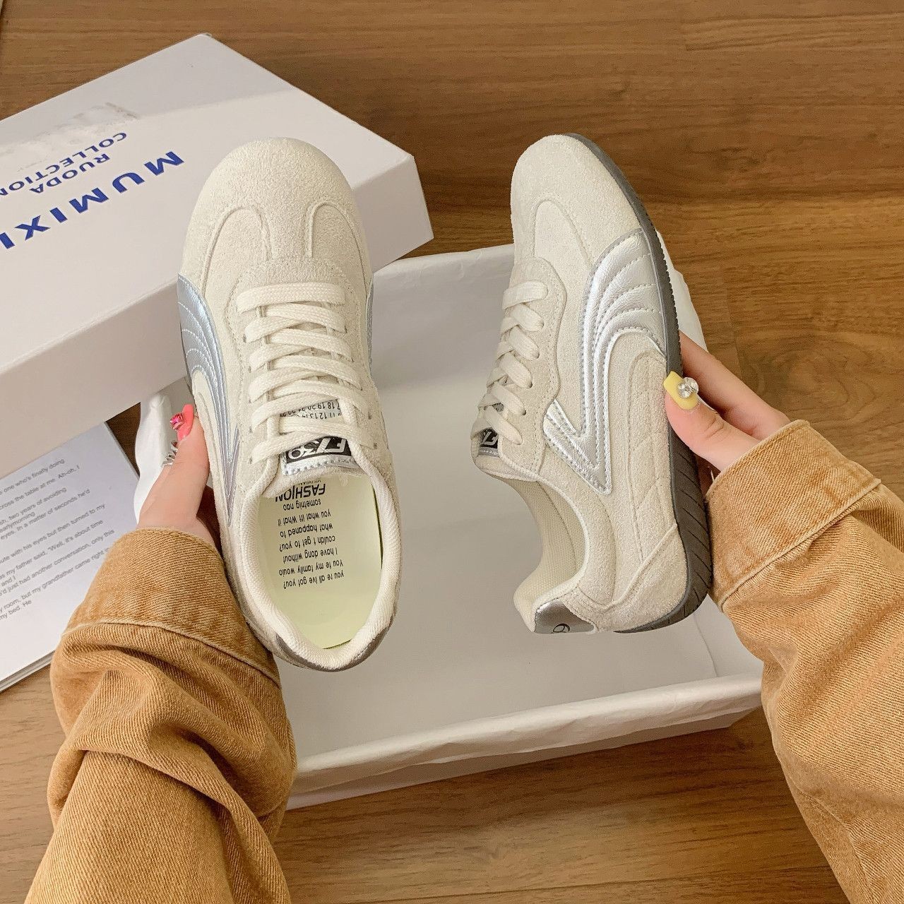 Zapatos de entrenamiento para mujeres verano de 2026 nuevo estilo coreano de tela plana para estudiantes de lazos deportivos zapatos blancos para mujeres en la tendencia