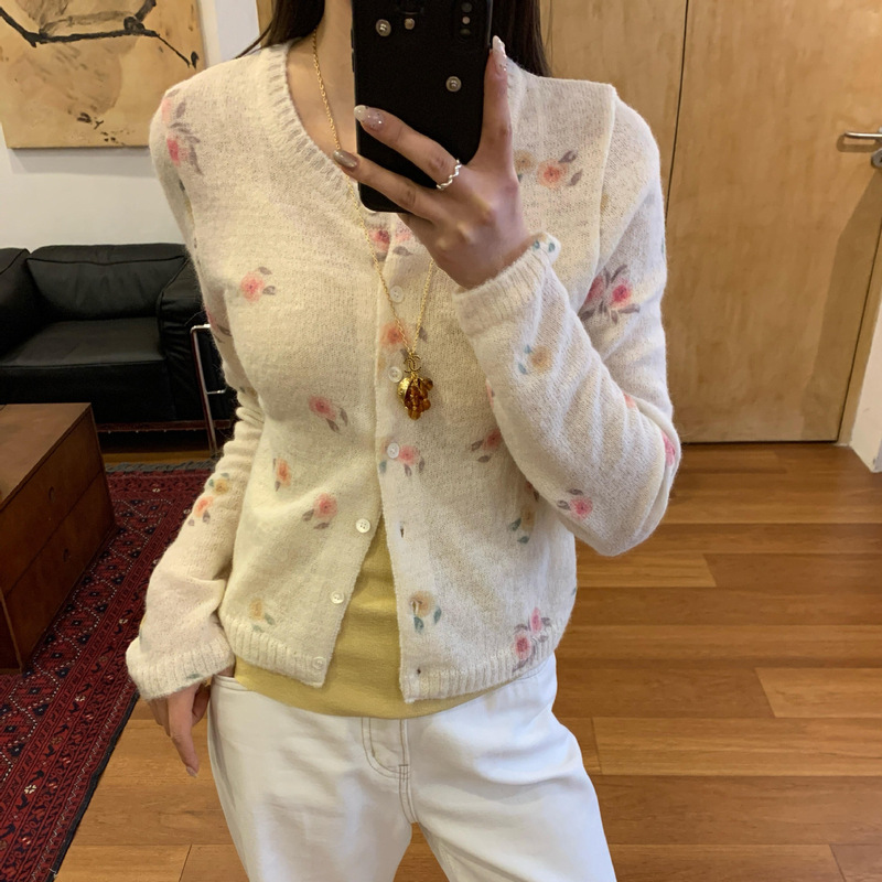 Dongdaemun morethanyes* age-reducing floral alpaca wool knit cardigan, early autumn thin short top, outerwear Dongdaemun morethanyes* age-reducing floral alpaca wool knit cardigan, early autumn thin short top, outerwear