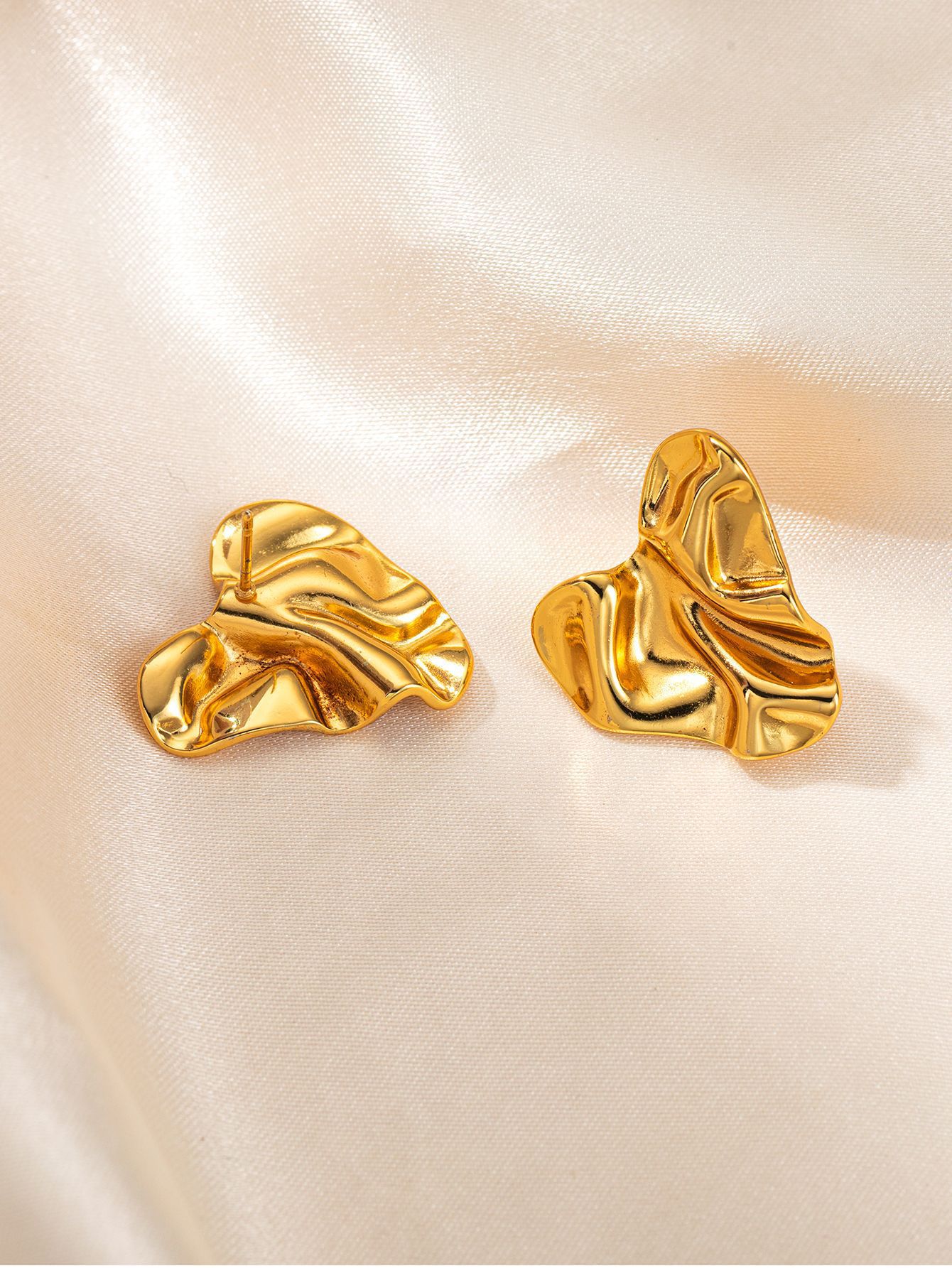 물결 모양의 사랑 귀걸이