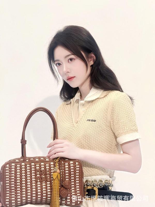 2025miu 新しいバッグ織りデザインショルダーバッグ手持ちコントラストカラーファッションハイエンドカジュアルブリーフミュウガール|undefined