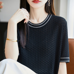 ライゼルのシルクは色の丸首のニットの半袖のtシャツの女性にぶつかります。