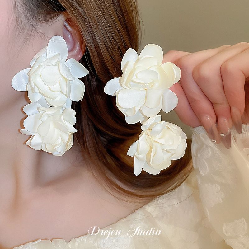 Pendientes de perlas de cristal de diamante de aguja de plata pendientes largos de lujo de Luz Retro europeo y americano pendientes dulces frescos de alto grado para mujeres