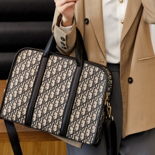 �Pӛ����X����Ů���A��14���m���O��13���s�����15.6���İ�Ůʿ