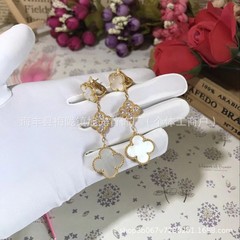 ダイヤモンドがちりばめられた四つ葉のクローバーイヤリング、3つの花のイヤリング、高品質の電気メッキの厚いゴールド、女性用の多用途でシンプルなイヤリング