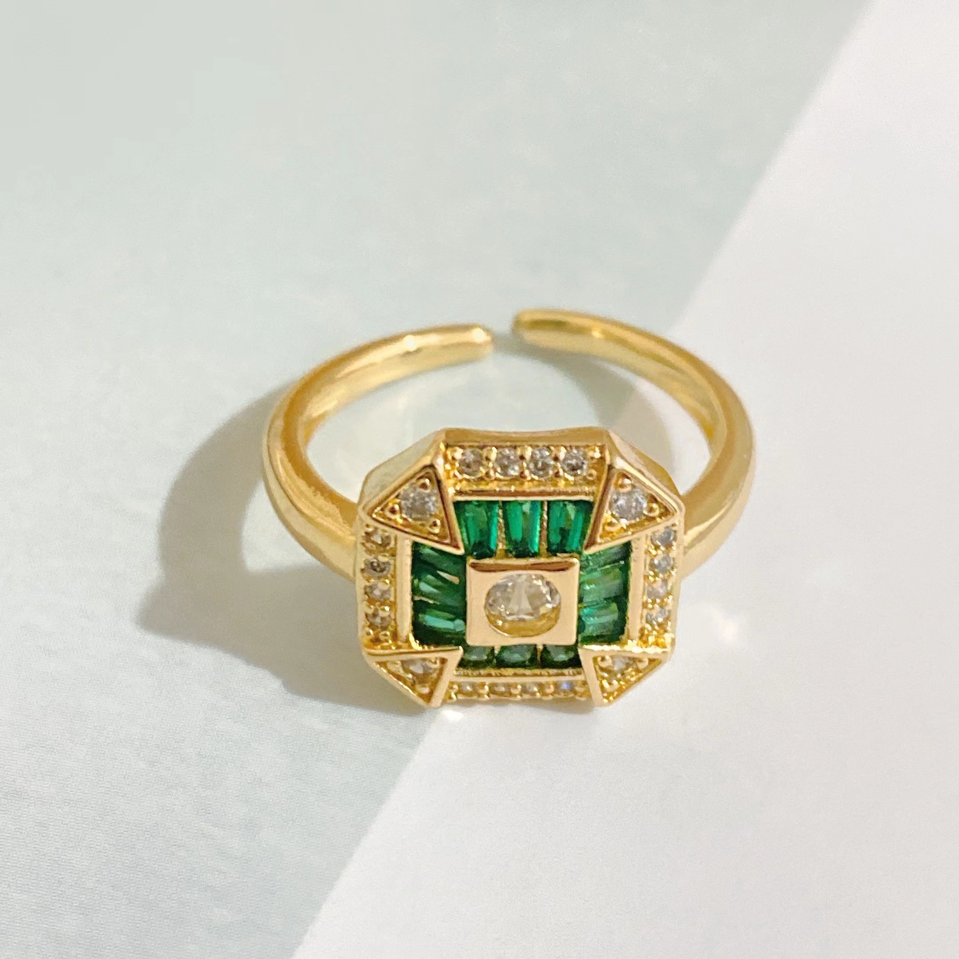 Nuevo Anillo Abierto De Oro De 18 Quilates Con Baño De Cobre Y Diamantes Incrustados De Esmeralda display picture 5