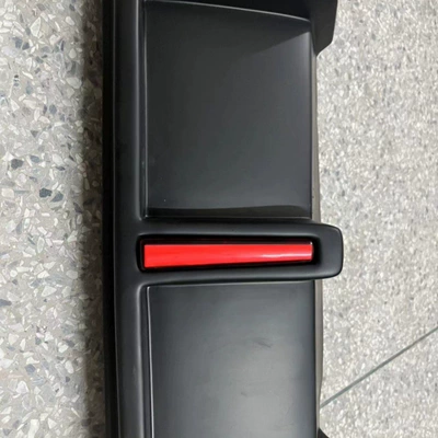 bright black rear lip, Big Surrounded