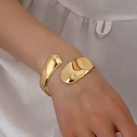 耳钉;耳环;手镯