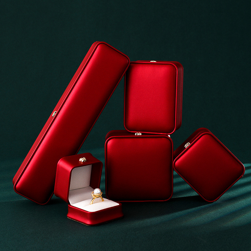Caja de joyería al por mayor en stock Corona hebilla caja de joyería de alta gama caja de collar de joyería caja de almacenamiento caja de pulsera de anillo