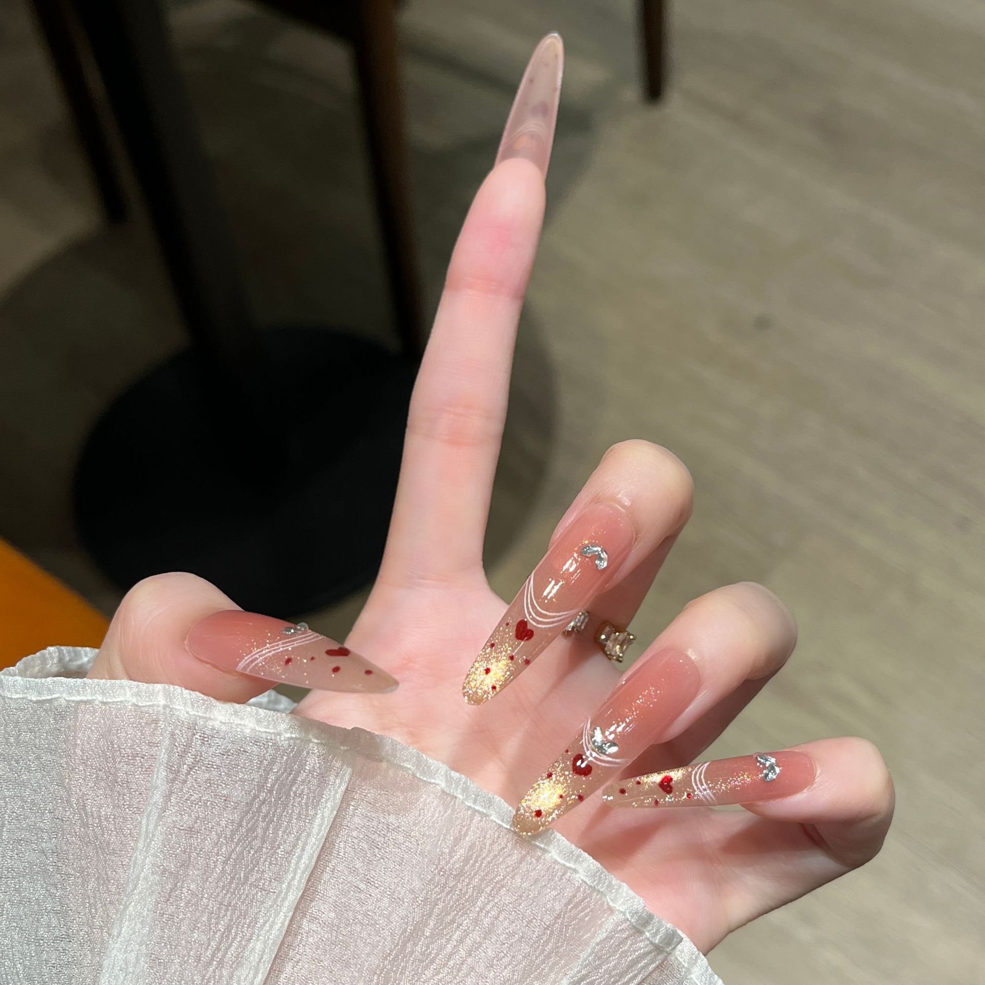 Uña de lujo ligera y lujosa, manicura blanca, uñas falsas, perros largos, uñas doradas, productos terminados