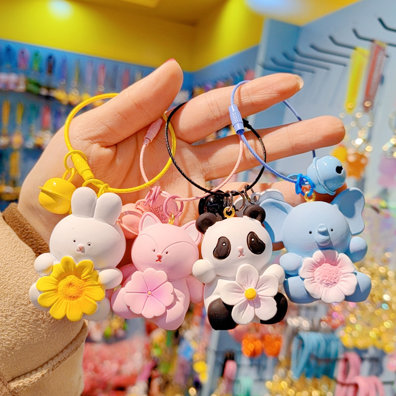 新款卡通抱花小動物鑰匙扣女可愛時尚精緻樹脂公仔鑰匙鏈包掛擺件