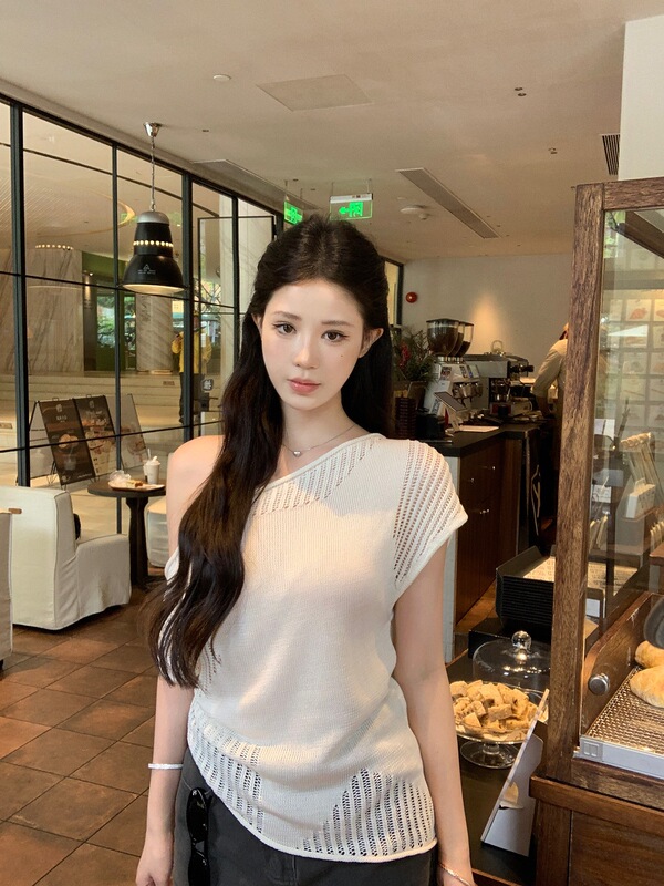 【Silk Cotton】Short-Sleeve Knit Top for Women, 2026 New Summer French Style, Very Stylish and Beautiful, Off-Shoulder or One-Shoulder Design 【Silk Cotton】Short-Sleeve Knit Top for Women, 2026 New Summer French Style, Very Stylish and Beautiful, Off-Shoulder or One-Shoulder Design