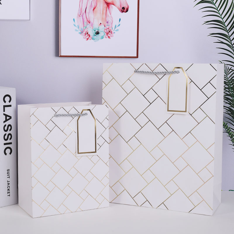 Bolsa de regalo de estilo de textura de cuero de alta gama Bolsa de cartón blanco a cuadros dorado creativo Nuevo en stock bolso al por mayor