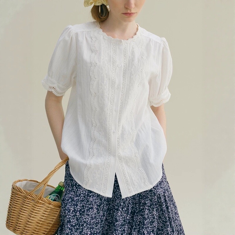 Rina Berry Round-Neck Embroidered Hollow-Out Cuff Lace French Pastoral Style Simple Design Blouse Shirt Rina Berry Round-Neck Embroidered Hollow-Out Cuff Lace French Pastoral Style Simple Design Blouse Shirt