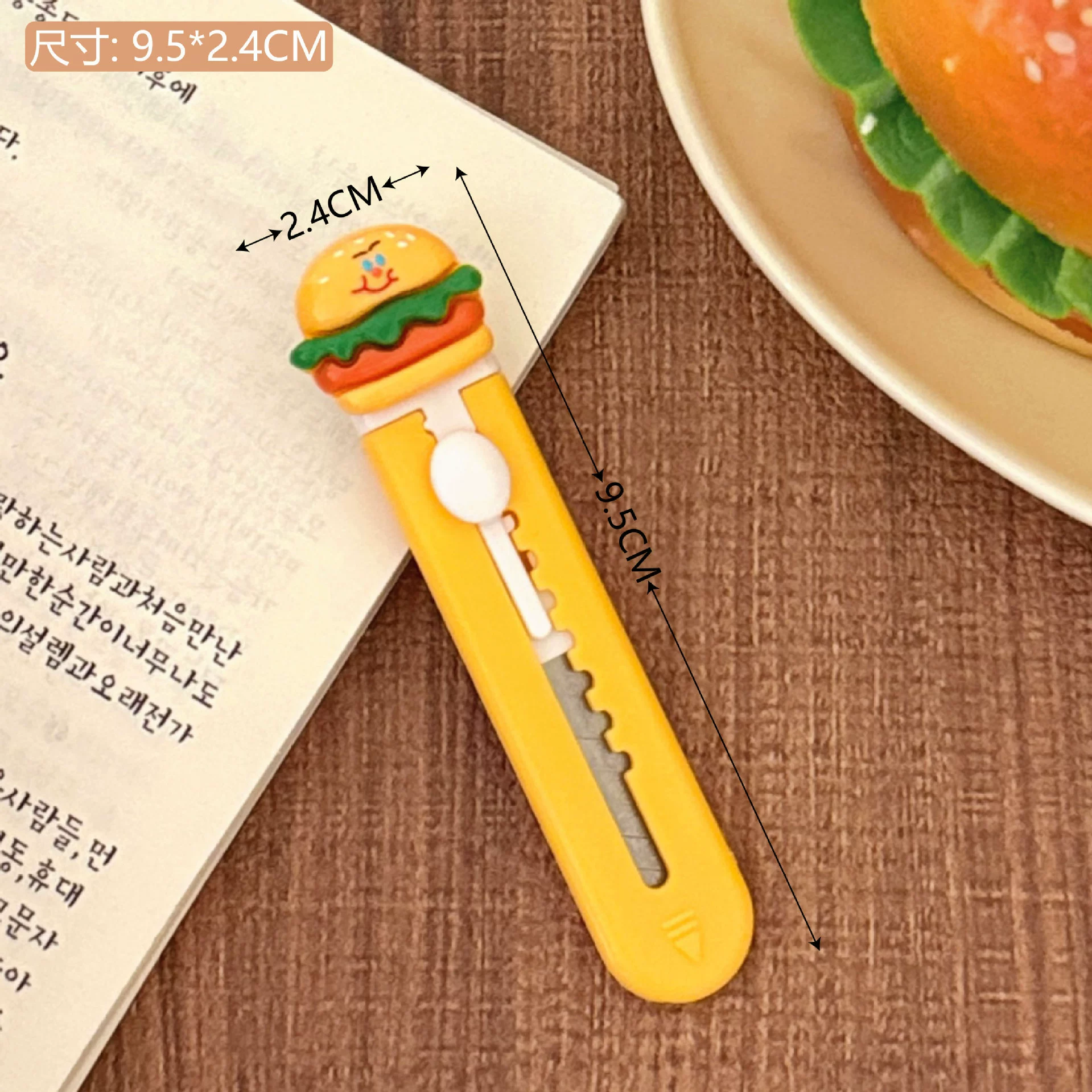 Utility Knife (Mini Wai) Cat-Paw Design, Retractable Blade, Compact 9.2 cm