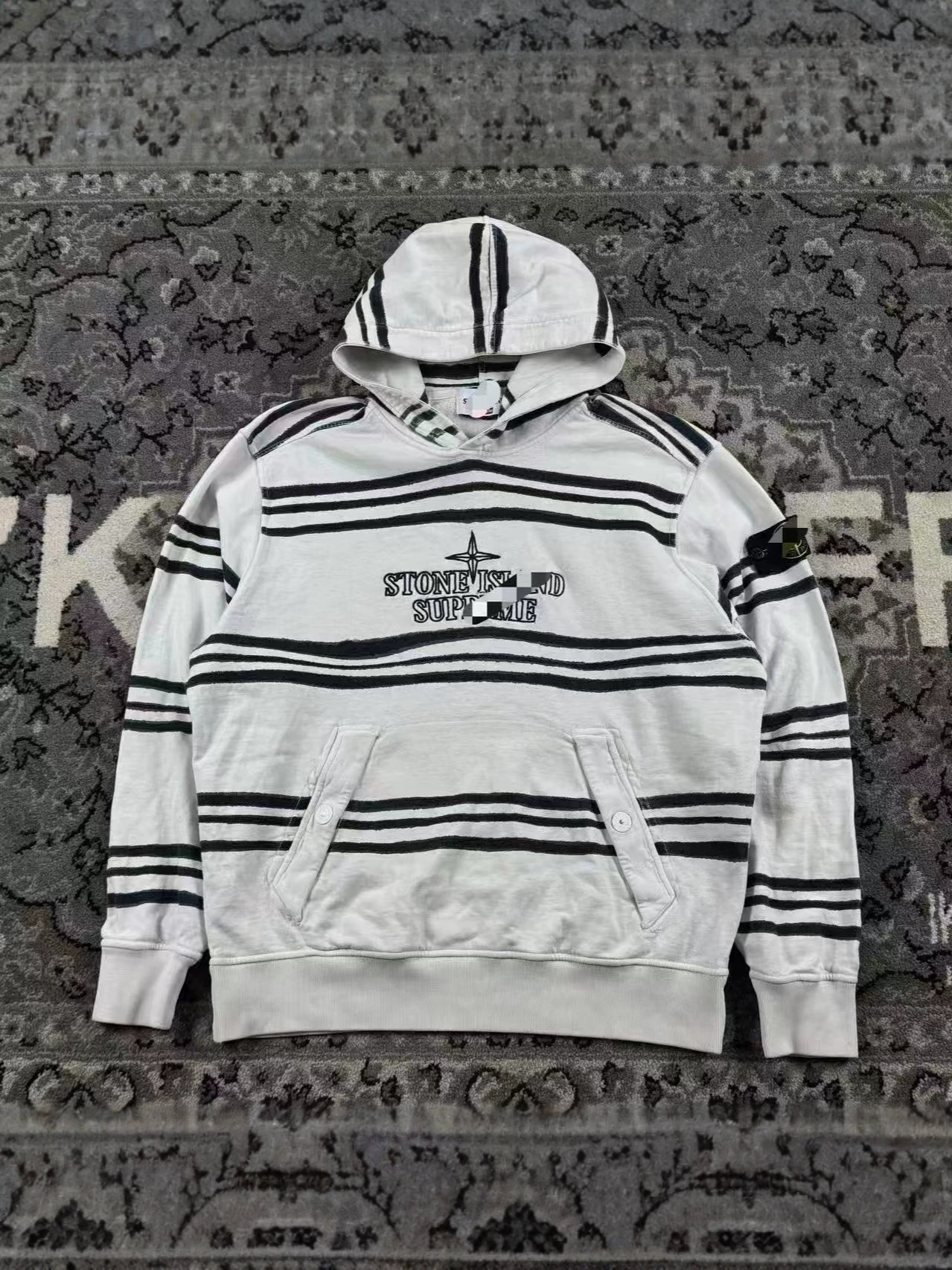 Qara-ağ zolaqlı kapüşonlu sviter, tikmə patch, oversize