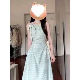 法式绿色格子无袖吊带连衣裙子女夏季2026新款海边度假风收腰长裙