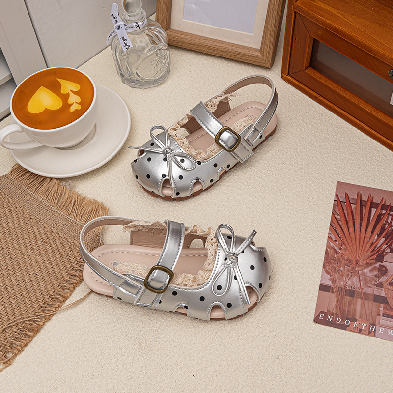 Niñas sandalias de verano 2026 nuevo estilo de moda infantil zapatos de princesa universal arco de encaje zapatos de moda Lefour
