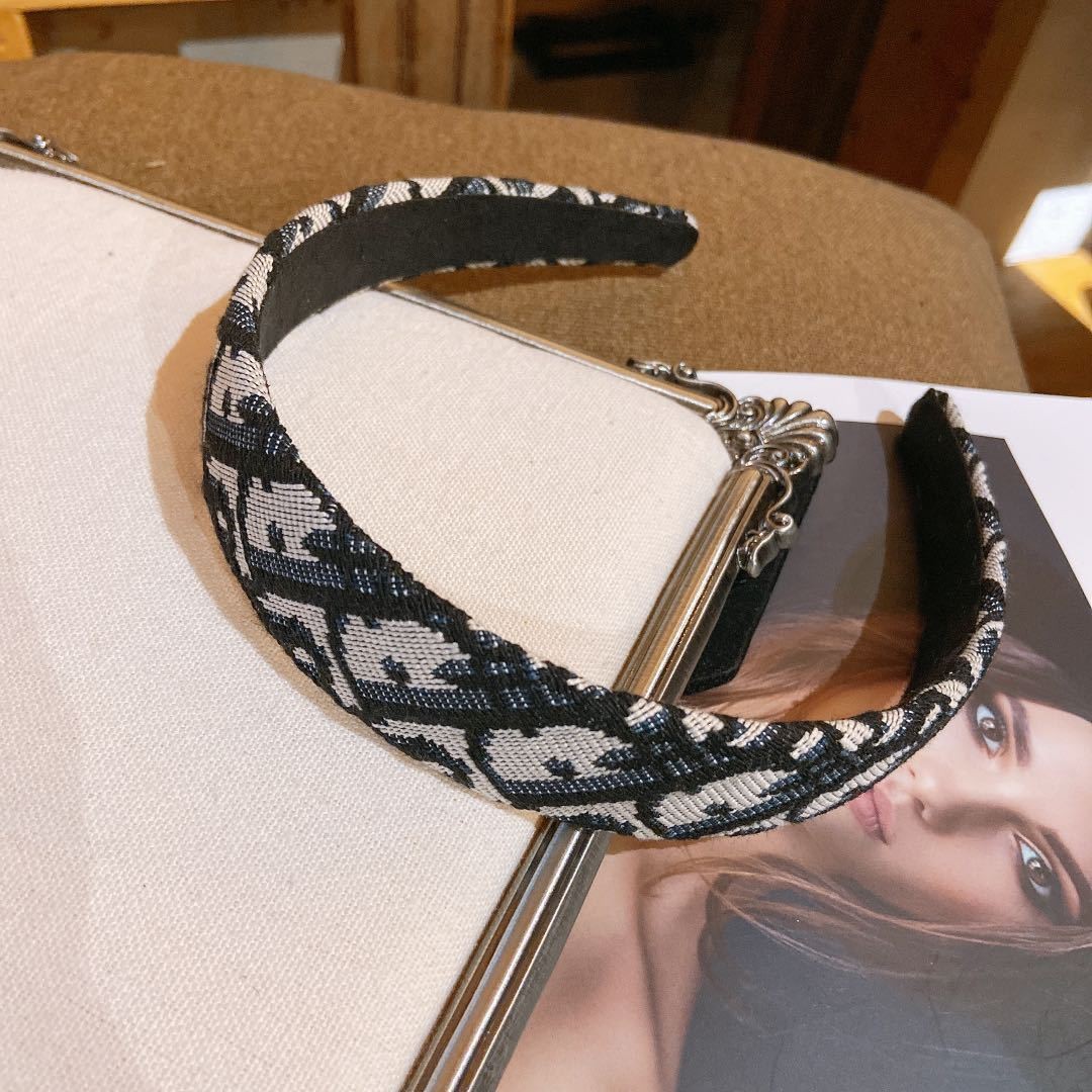 アルファベットの蝶結びのカチューシャは顔の小さいカチューシャを見せます。