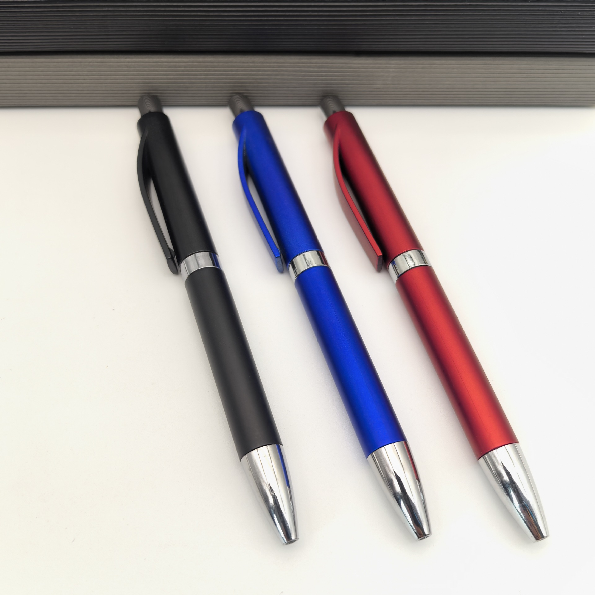 Bolígrafo publicitario de color de presión de poste de pintura de plástico logotipo personalizado bolígrafo de regalo publicitario bolígrafo de hotel promocional