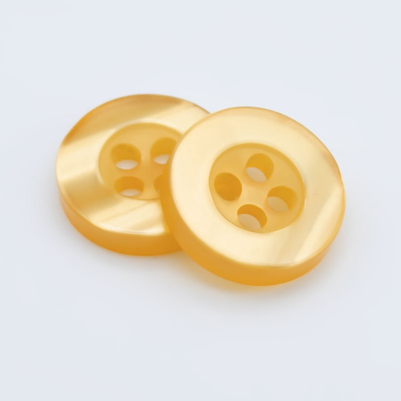 Venta al por mayor de color Botón de camisa de resina hebilla de cuatro ojos transparente blanco y negro Botón de pan teñido en stock botones