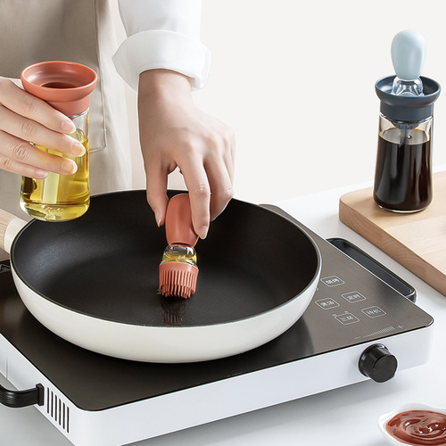 Kitchen silicone oil bottle oil kettle baking quantitative oil brush outdoor barbecue oil brush silicone oil brush kettle oil brush integrated tank