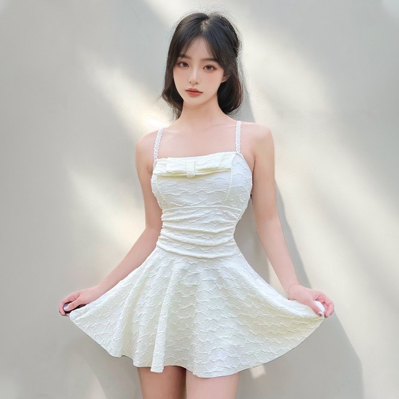 2025 nuevo traje de baño blanco de una pieza para mujer, tirantes conservadores, ángulo plano, delgado, cubriendo el vientre, traje de baño japonés lindo de pecho pequeño, mujer