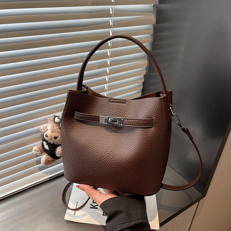 Bolso de mano de alta sensación para mujeres 2025, nueva moda versátil bolso de mochila de gran capacidad de viaje a casa bolso de cubo