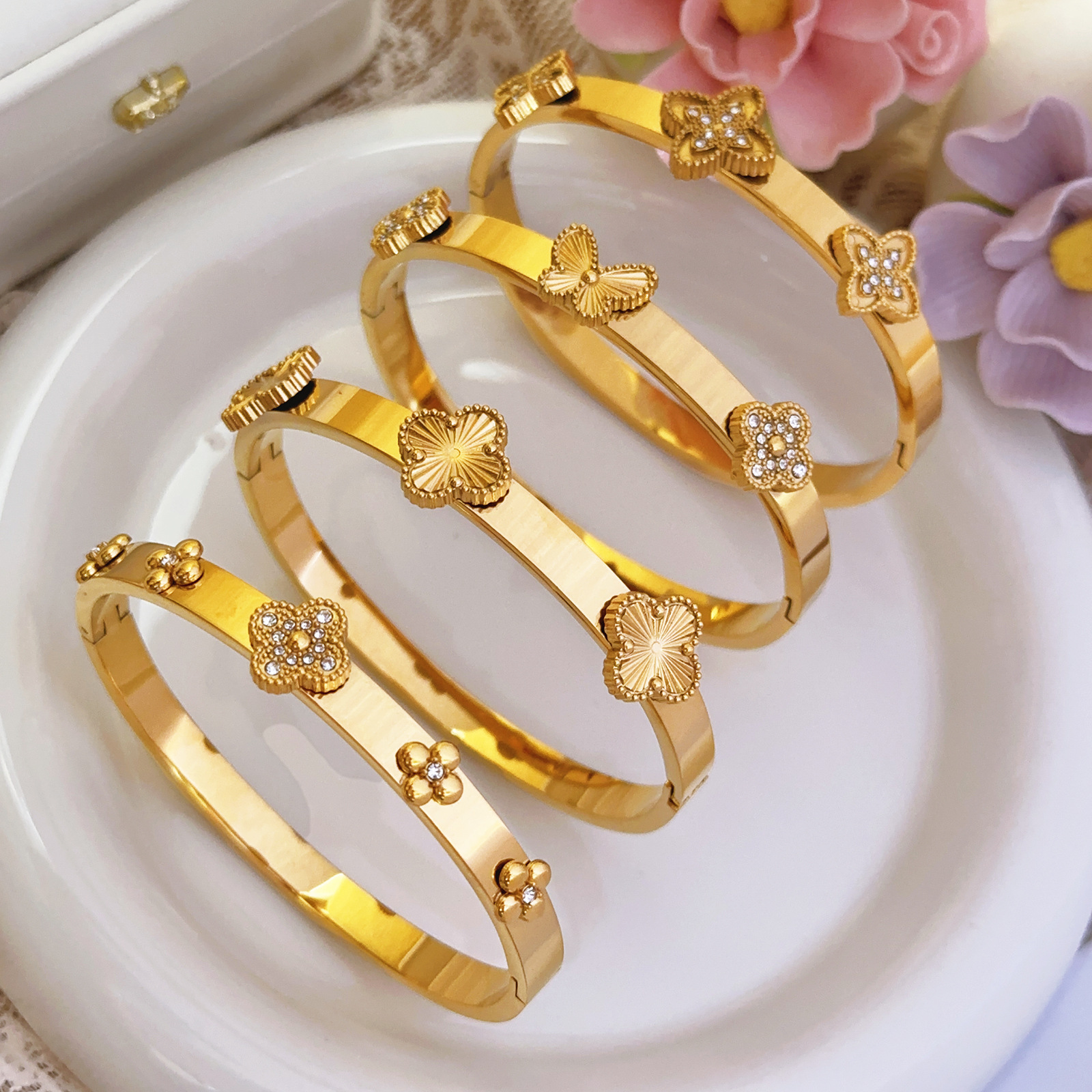 Nuevos diamantes transfronterizos de cuatro hojas de titanio pulsera de acero de diseño ligero de nicho de cuatro hojas joyerías de acero inoxidable