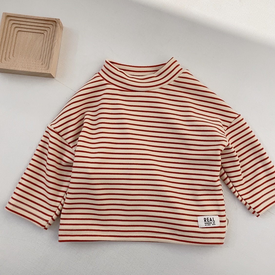 Camiseta de capa base para niños, ropa infantil de estilo coreano, camiseta de capa base a rayas con media cuello alto para bebé, jersey para bebé de primavera y otoño.