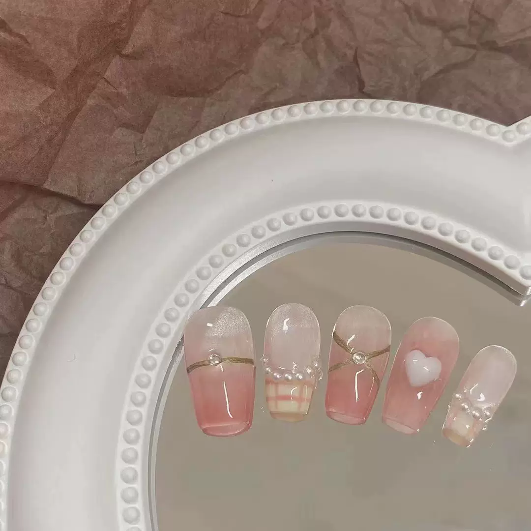 纯欲风温柔少女纯手工穿戴甲爱心晕染渐变显白短款美甲成品批发