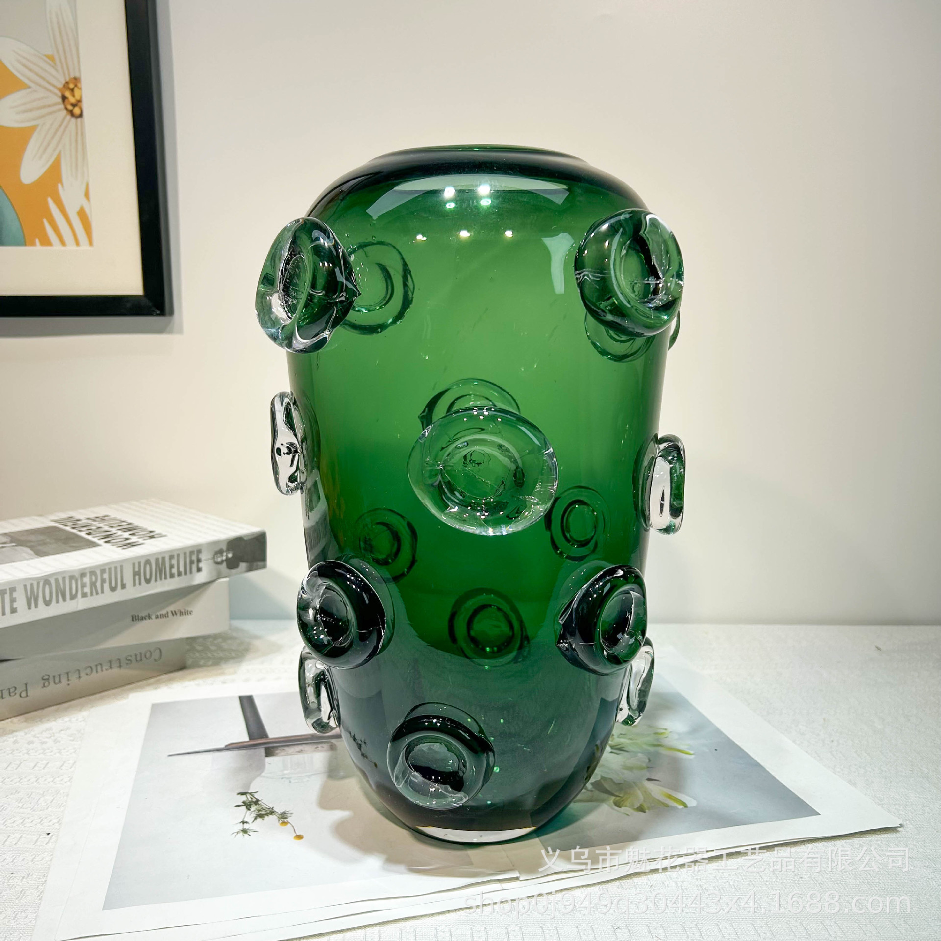 Luz y lujo moderno vasos de vidrio grueso en casa mesa de comedor vinos decoración creativa sala modelo de decoración de alto nivel arreglador de flores