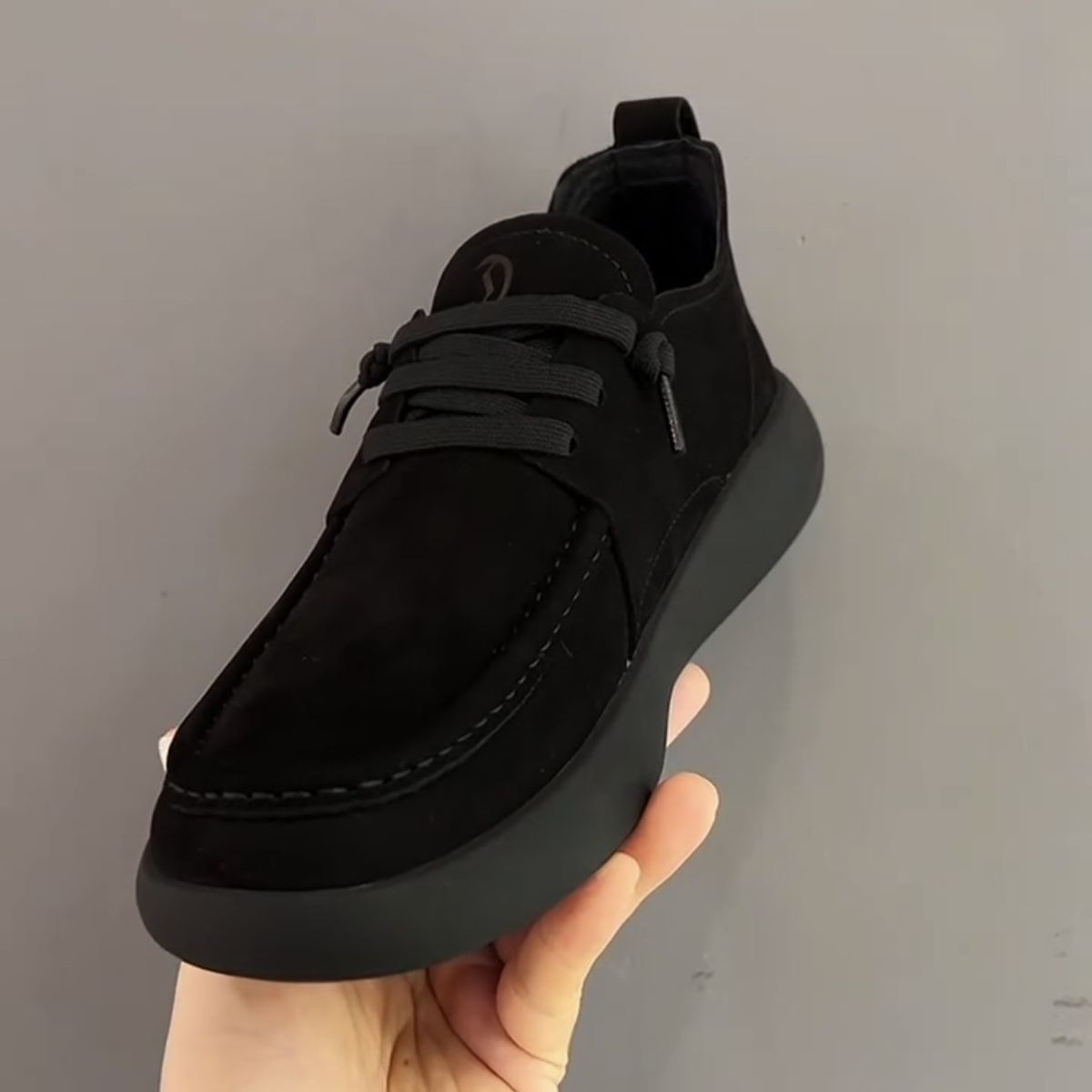 2025 otoño e invierno nuevos zapatos de hombre ligeros más terciopelo cálido zapatos de cuero de todo fósforo moda casual punta redonda zapatos planos al por mayor