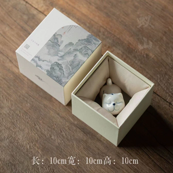 Empty gift box (excluding cats)