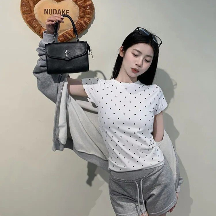 Diseño de algodón coreano punto de onda pequeño cuello redondo hombro camiseta de manga corta de mujer delgada camiseta de fondo camiseta superior de mujer