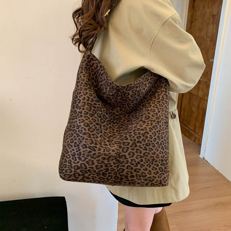 Otoño y invierno coreano de seda bolsa de balde de gran capacidad de hombro bolso de mano para mujeres 2025 nuevo retro viaje mochila