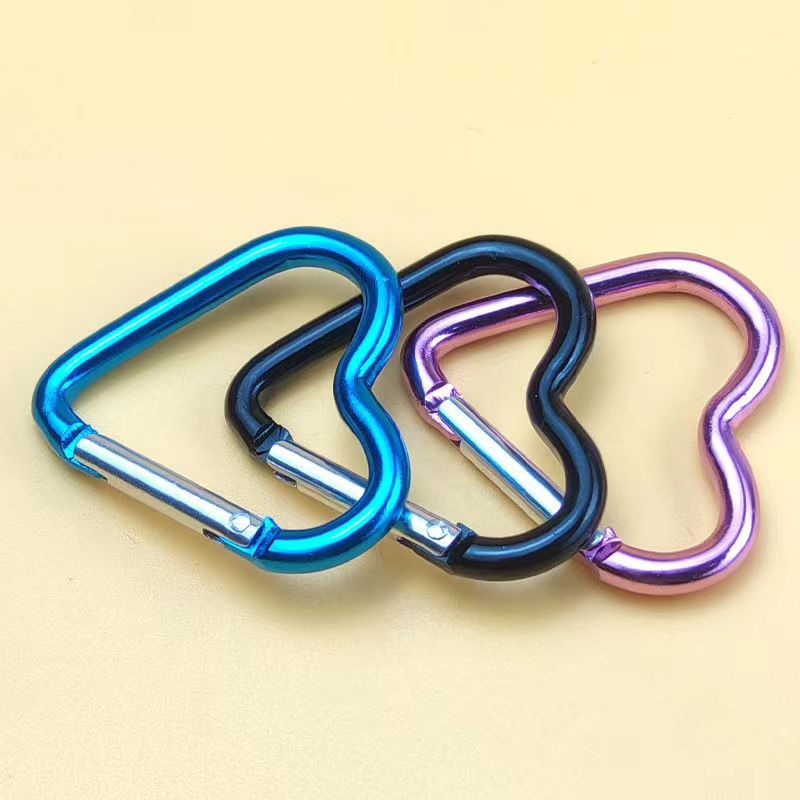 Directo de fábrica de alta calidad en forma de corazón de aleación de aluminio mosquetón colgante al aire libre hebilla colgante rápido llavero de color en stock