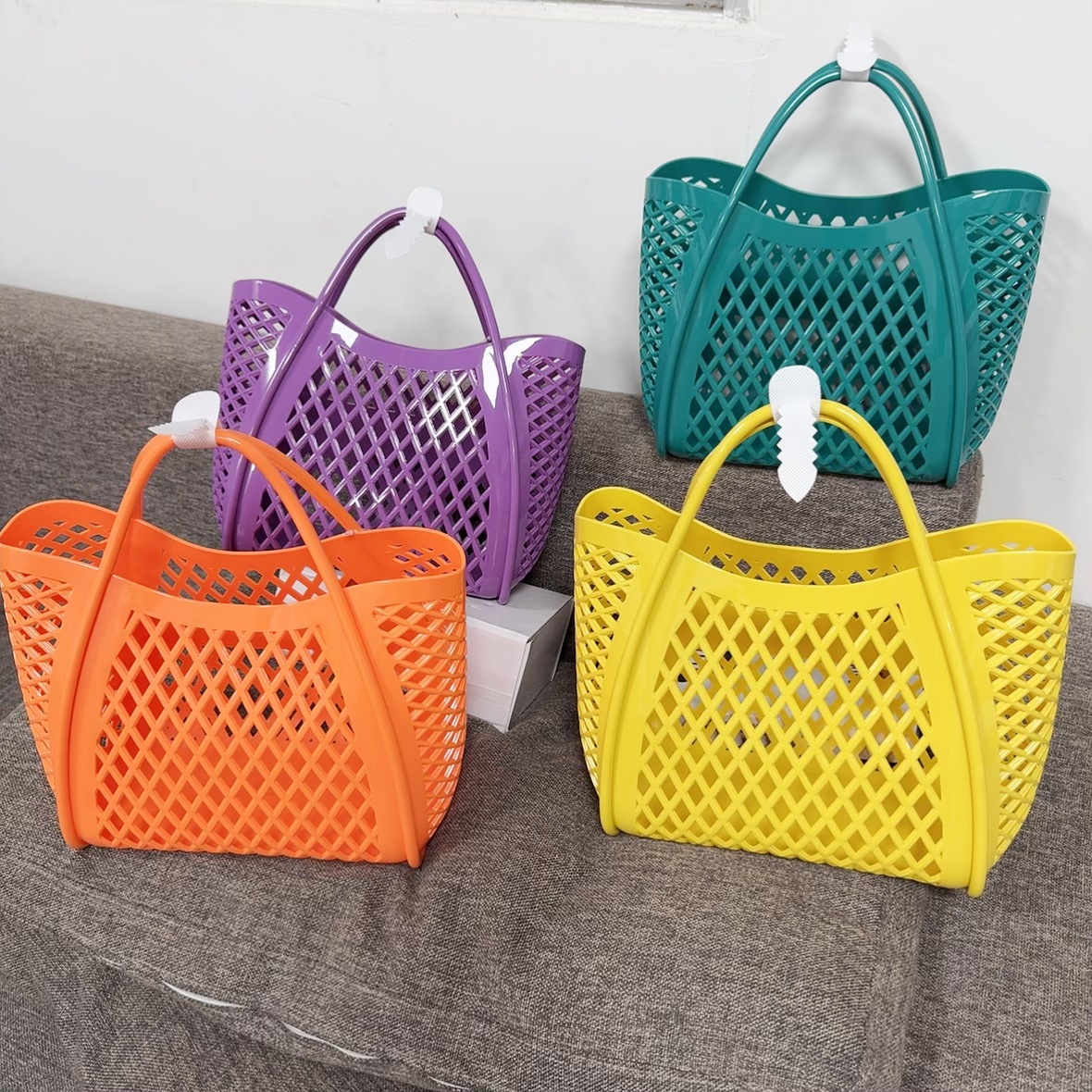 Jelly bag, handbag, silicone hollowed-out vegetable basket bag, picnic bag, shopping basket, PVC beach bag, washbasin basket, bath Application Scenario
