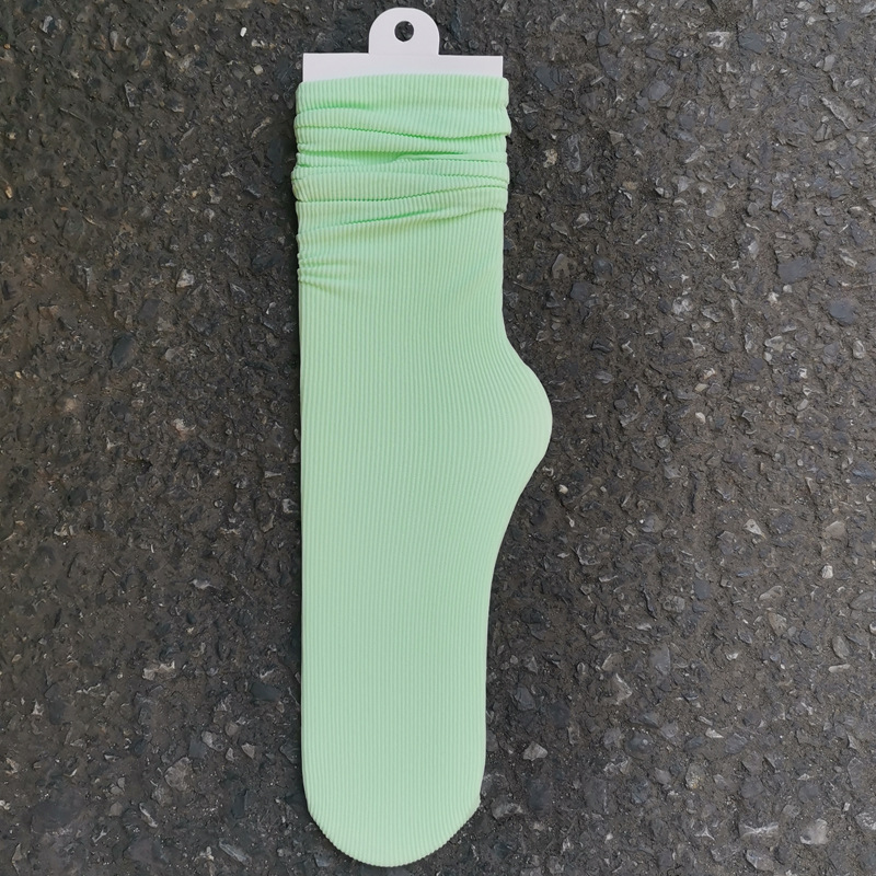 Primavera y verano calcetines de algodón peinados delgados calcetines de confinamiento sin hueso anti-pilling calcetines de moda casual transpirable de color sólido calcetines de pila al por mayor