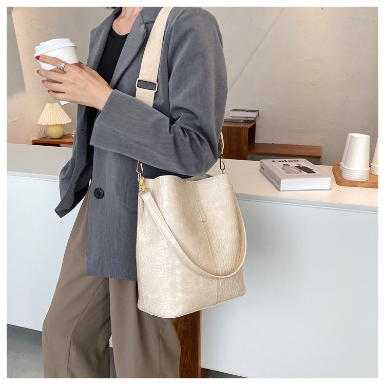 Fashionable Stylish One Shoulder Bag New Fashionable Temperament Underarm Bag Casual All-Matching Wide Shoulder Strap Bucket Bag display picture 6