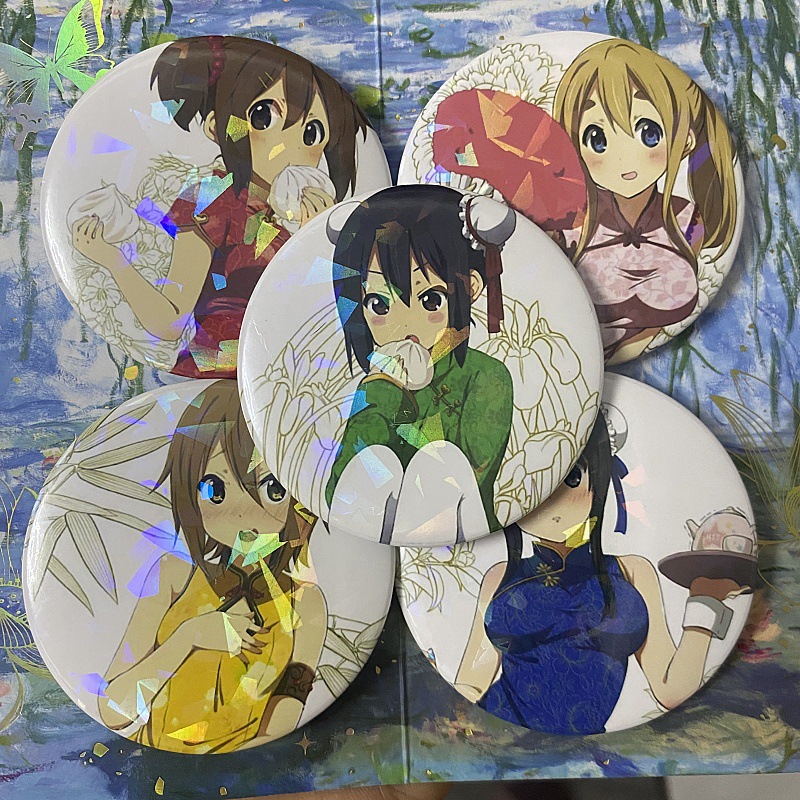 K-On! anime Yui Hirasawa, Mio Akiyama, Kotobuki Tsumugi merchandise, laser-cut shattered glass tinplate Hiya-bottom badge