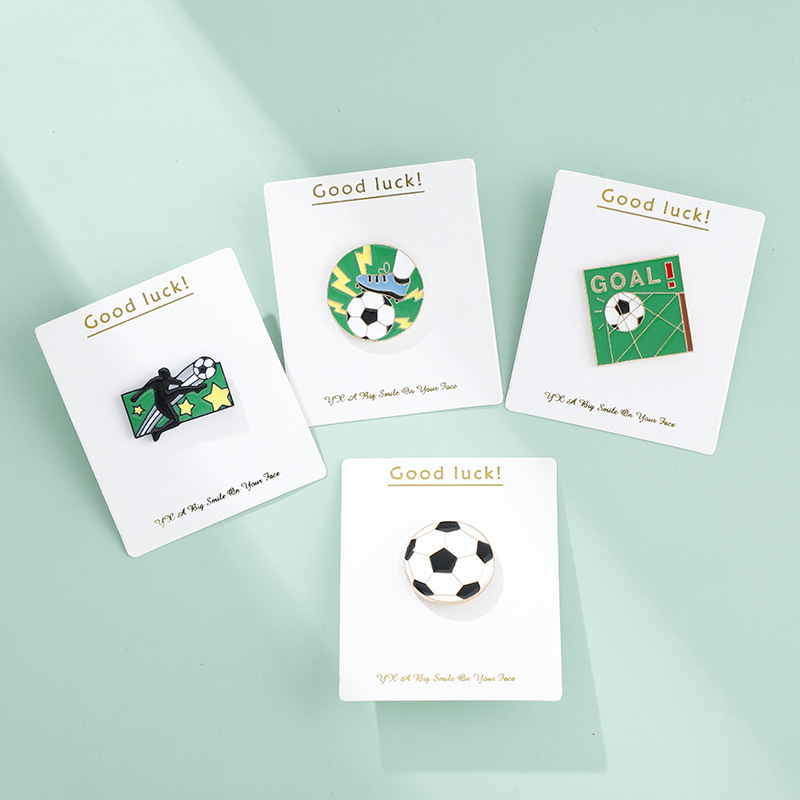 Nuevos dibujos animados creativos para los amantes del fútbol conmemorativos Copa del Mundo insignia bolsos de ropa pequeños regalos generales broches