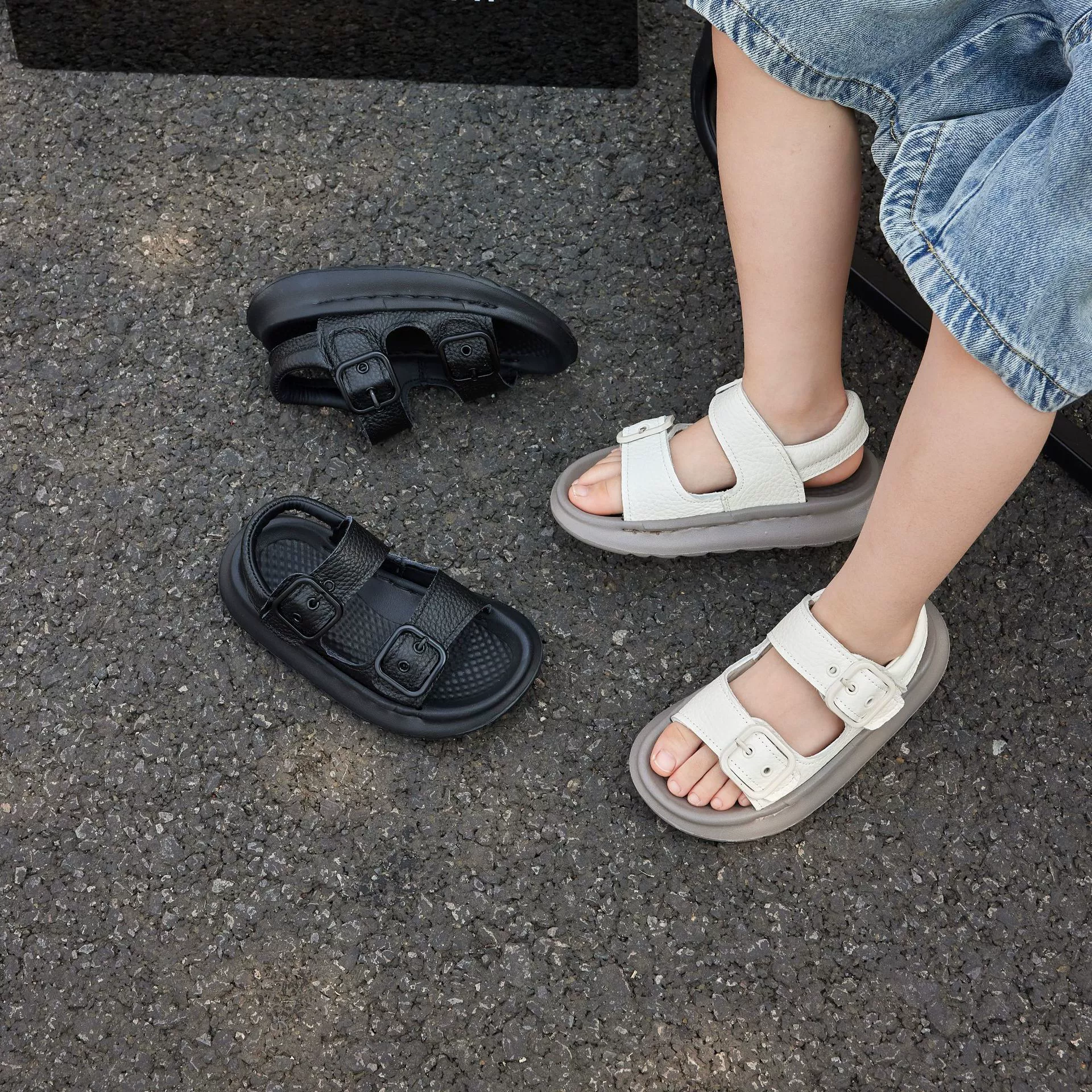 Головной слой воловьих детских сандалий 2025 новый летний мальчик нескользящая пляжная обувь для девочек минималистские сандалии