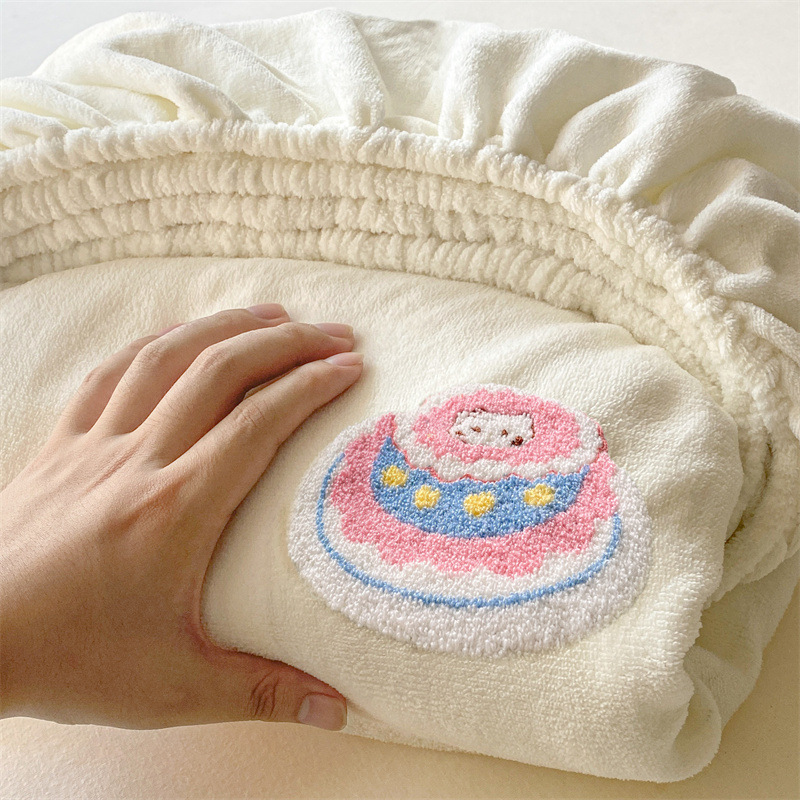 Madre y bebé clase A cama de terciopelo de leche sombrero caliente toalla antiestática bordada colchón cubierta protectora de invierno grueso cubierta de cama de terciopelo