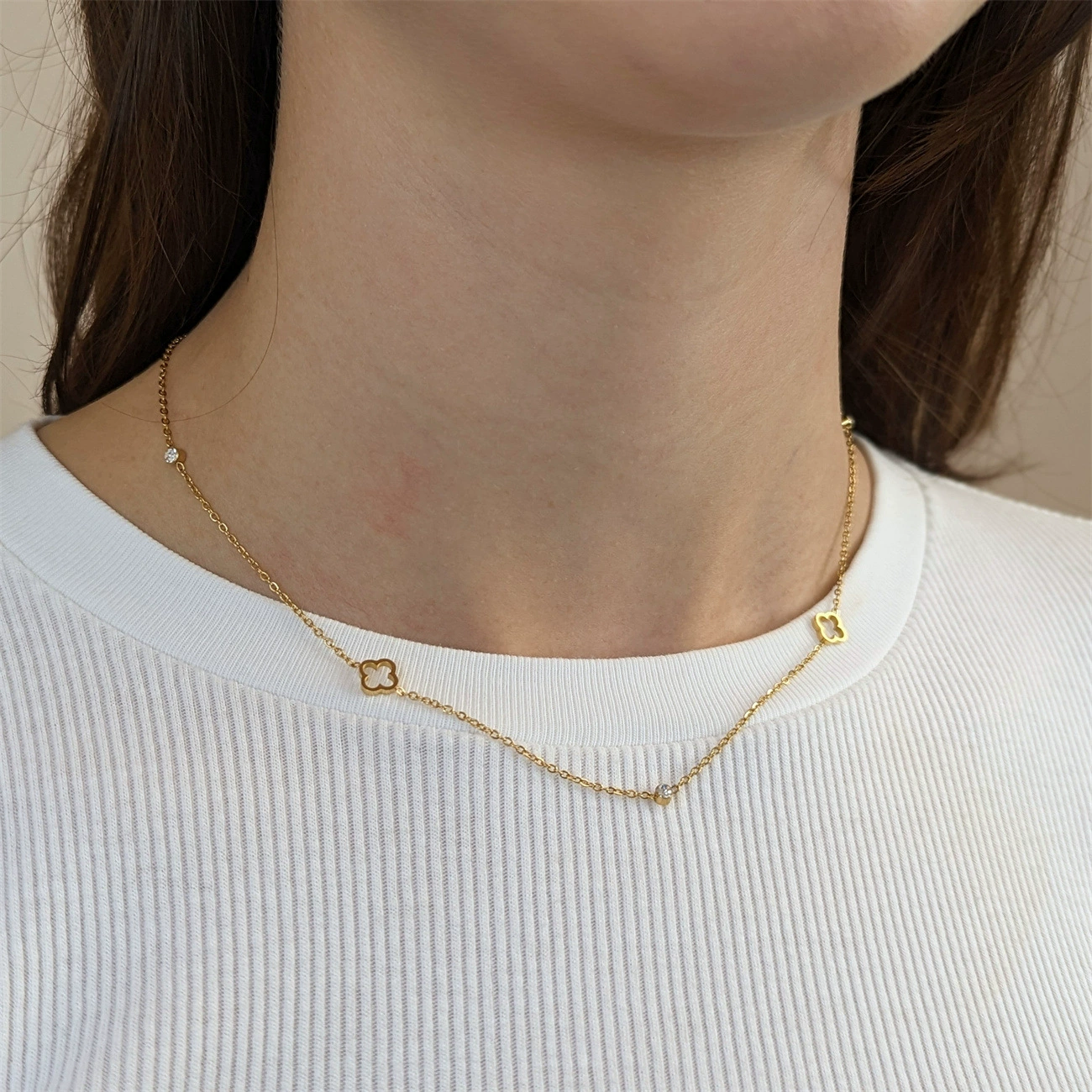 Европейское и американское трансграничное простое золотое женское ожерелье с четырьмя листьями клевера, трехцветочной тремя бриллиантами, цепочка на ключицу, ювелирные изделия, весна, оптовая продажа