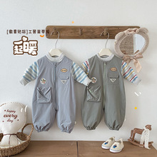 婴儿贴标连体衣2025新款冬季宝宝无袖加厚工装爬服新生儿时尚衣服